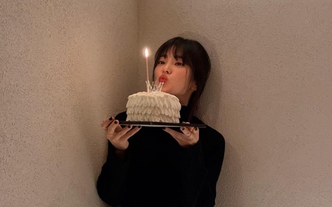 Visual tươi rói của Song Hye Kyo trong ngày đón tuổi 41