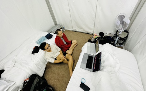 Ngủ lều xem World Cup trên sa mạc