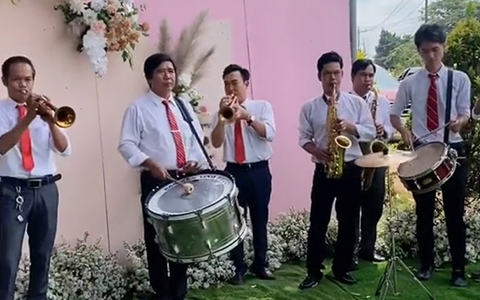 Đám cưới con gái, 'chủ trại hòm' bê nguyên đội kèn tây lên biểu diễn