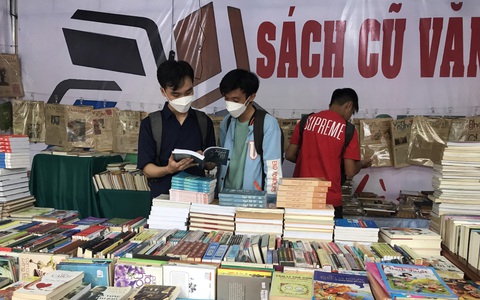 Bạn đọc 'săn' sách giảm giá tại Ngày hội sách tỉnh An Giang