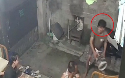 Chàng trai đứng hình vì pha ăn mừng quá khích làm chim sổ lồng