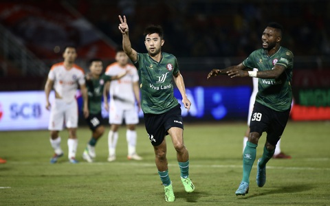 HLV Vũ Tiến Thành nhảy mừng CLB TP.HCM có lợi thế cuộc đua trụ hạng V-League