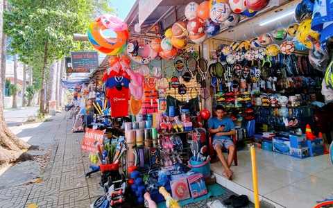 Khách thắt chặt hầu bao, thị trường đồ thể thao ăn theo World Cup ế ẩm