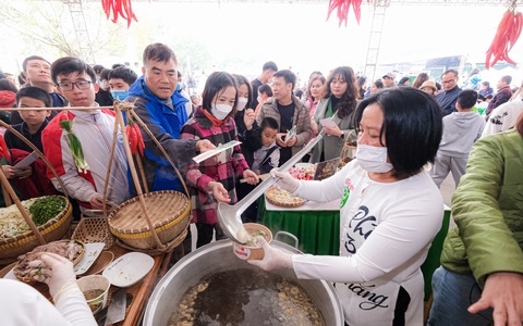 Hàng vạn người tới cuộc hành hương của phở
