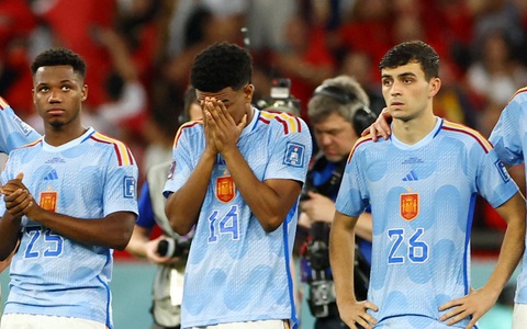 FIFA khuyên Tây Ban Nha bớt chuyền bóng qua lại