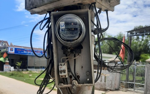 Gia đình nguyên bí thư huyện ủy xài điện bảy năm đã không trả tiền còn câu móc điện