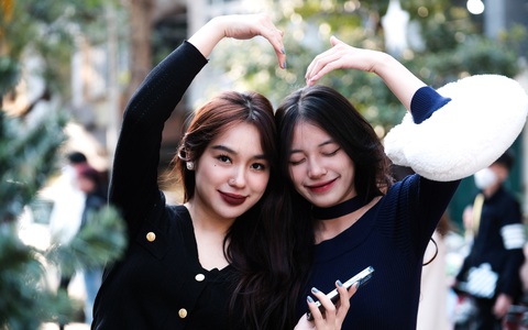 Trước Giáng sinh, giới trẻ Hà Nội chen chân check-in nhà thờ Lớn từ sáng đến đêm