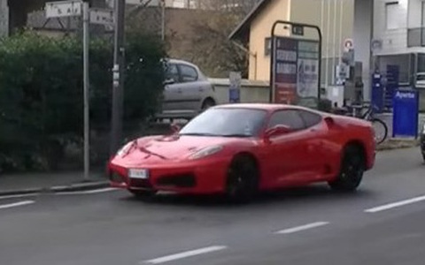 Chủ xe bị bắt vì độ Toyota thành Ferrari như thật