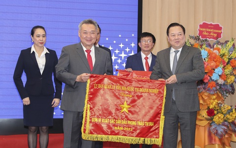 Điện lực TP.HCM nhận cờ thi đua xuất sắc năm 2022