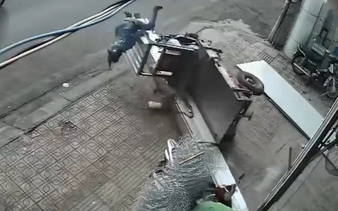 Tài xế xe ba gác ngã lộn santo vì bỏ hàng không cân