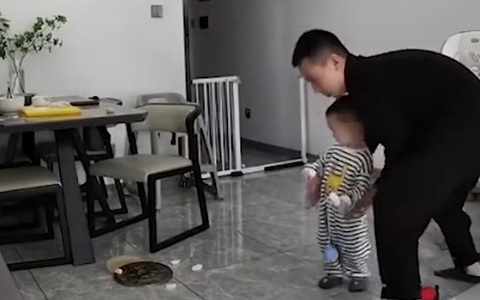 Chồng trẻ làm đổ bánh của vợ xuống đất, lấy con nhỏ làm 'bia đỡ đạn'