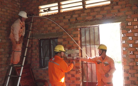 Công ty Điện lực Đồng Nai: Sửa điện để dân an tâm đón Tết