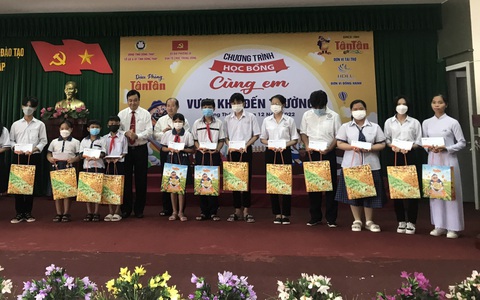 Trao 100 học bổng và 2 suất du học toàn phần cho học sinh Đồng Tháp