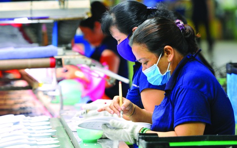 Bức tranh 2023: Nhiều khó khăn bủa vây người lao động