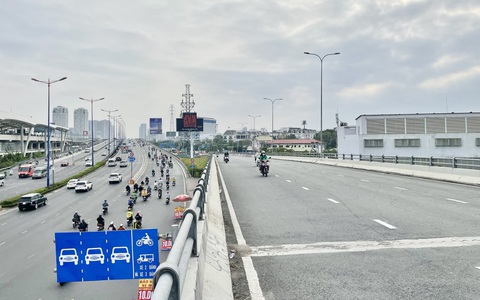 Cầu vượt Nguyễn Hữu Cảnh 'mở cửa' cho xe máy đi qua, vẫn cấm ô tô