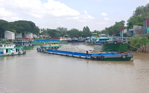 Khan hiếm đá xây dựng, sà lan neo đậu dày đặc hơn 2km chờ lấy hàng