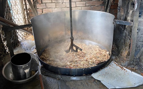 Mua mỡ heo, da heo đổ đống dưới sàn nhà rồi chế biến thành dầu, tóp mỡ