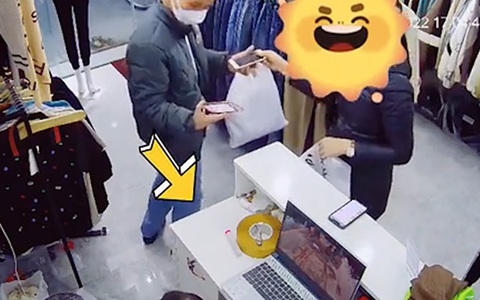 Thanh niên cố tình cầm nhầm điện thoại bị chủ shop bắt quả tang