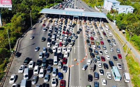 Xe tăng đột biến, cao tốc TP.HCM - Long Thành - Dầu Giây ùn ứ
