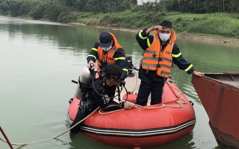 Người đàn ông đi xe máy ngã từ cầu phao xuống sông Mã tử vong