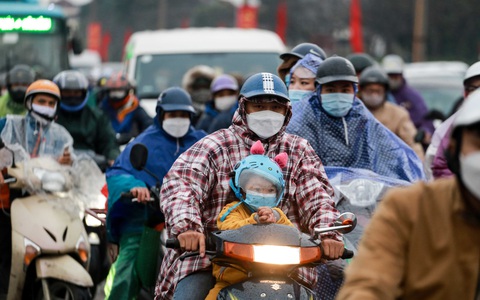 Người dân đội mưa, rét trở lại thủ đô chiều mùng 5 Tết