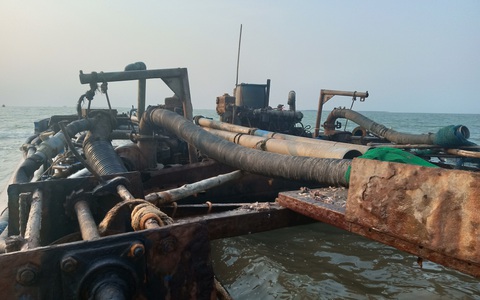 Tàu đăng ký chở hàng khô nhưng lắp vòi hút cát biển