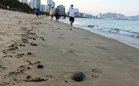 Dầu vón cục dạt vào bãi biển Nha Trang, kéo dài 3km