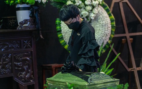 Gia đình, bạn bè tiễn biệt nhạc sĩ Ngọc Châu trong một chiều xuân