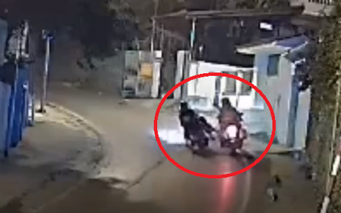 Nhóm nam sinh 'kẹp 3' lạng lách, đánh võng, đạp luôn xe cảnh sát giao thông