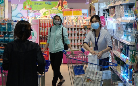 Săn hàng giá rẻ giữa 'cơn bão giá'