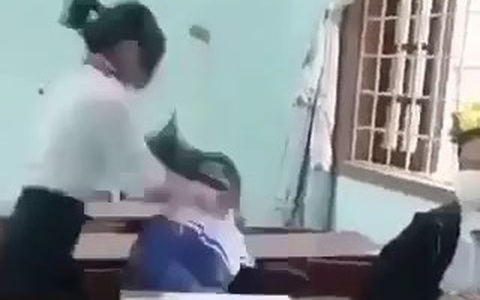 Nữ sinh lớp 7 bị hai nữ sinh lớp 8 hành hạ, đánh đập dã man từ lớp ra ngoài đường