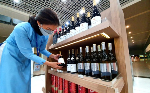 Rục rịch mở lại quầy cà phê, hàng miễn thuế... ở ga quốc tế Tân Sơn Nhất