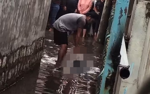 Đi vào vũng nước đọng nghi nhiễm điện, 1 phụ nữ tử vong