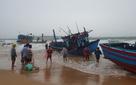 Mưa gió lớn bất thường, 60 tàu thuyền ở Phú Yên bị sóng đánh chìm, mắc cạn
