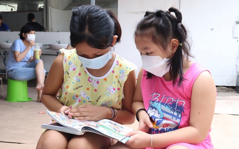 Không xông hơi hay tự ý dùng thuốc trị COVID-19 cho trẻ tại nhà