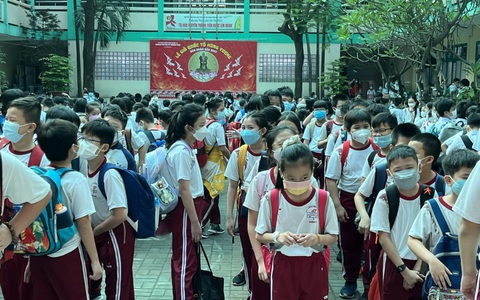 TP.HCM: phụ huynh chần chừ, trường gửi thông báo chấm dứt dạy trực tuyến