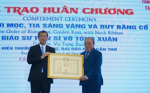 Giáo sư Võ Tòng Xuân nhận Huân chương 'Mặt Trời Mọc' do Nhật Bản trao tặng