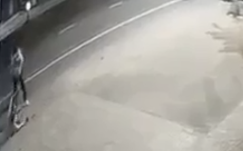 3 người đi ô tô tông ngã người đi xe máy rồi rượt chém nạn nhân tử vong