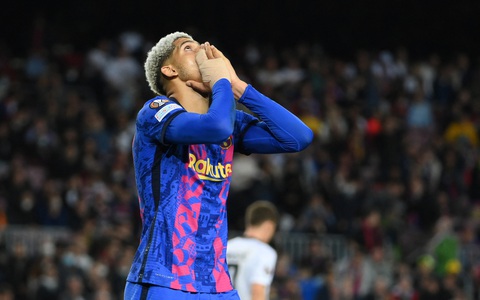 Xavi trở lại mặt đất