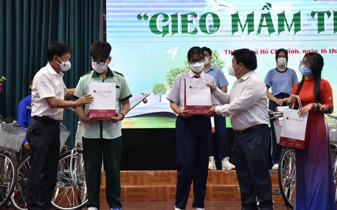 Trằn trọc, thức suốt đêm nghĩ cách đưa quà Gieo mầm tri thức về nhà