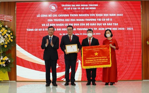 Cơ sở II Trường đại học Ngoại thương được Bộ Giáo dục và đào tạo tặng cờ thi đua