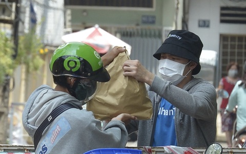 Bán buôn thời nay: Anh hàng cua ốc, chị hàng chè 'lên mạng' tập bán hàng thời công nghệ