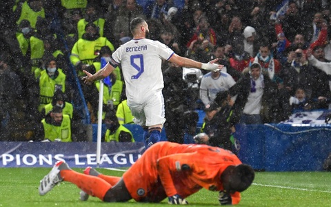 Video: Thủ môn Chelsea dùng chân lóng ngóng, 'tặng' bàn thắng cho Benzema