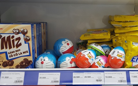 Siêu thị kiểm tra kẹo trứng Kinder Surprise