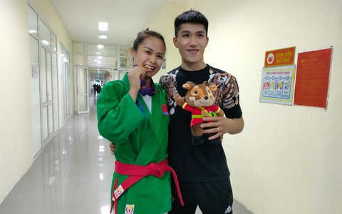 Giành xong HCV, kurash ôm chầm… muay Thái