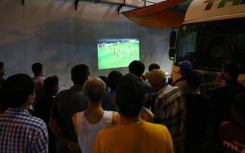 San sẻ tình yêu bóng đá