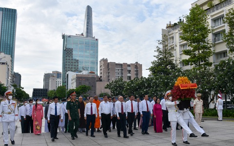 Lãnh đạo TP.HCM dâng hoa tưởng niệm Chủ tịch Hồ Chí Minh