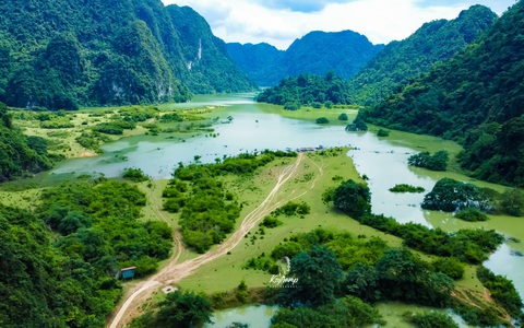 Thảo nguyên Đồng Lâm 'thay áo mới' mùa nước nổi, đẹp như cổ tích