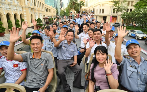 Cán bộ tàu kiểm ngư KN 290 tham quan TP.HCM