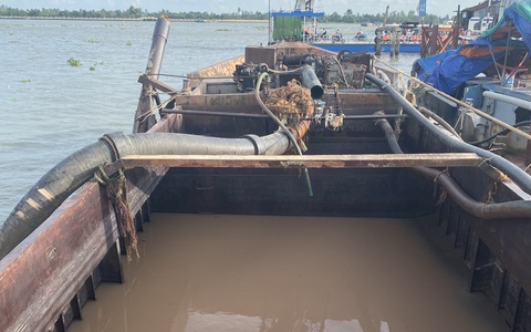 Xã nói 'không có cát tặc', công an huyện kiểm tra bắt ngay 1 sà lan hút cát gần cầu Mỹ Thuận
